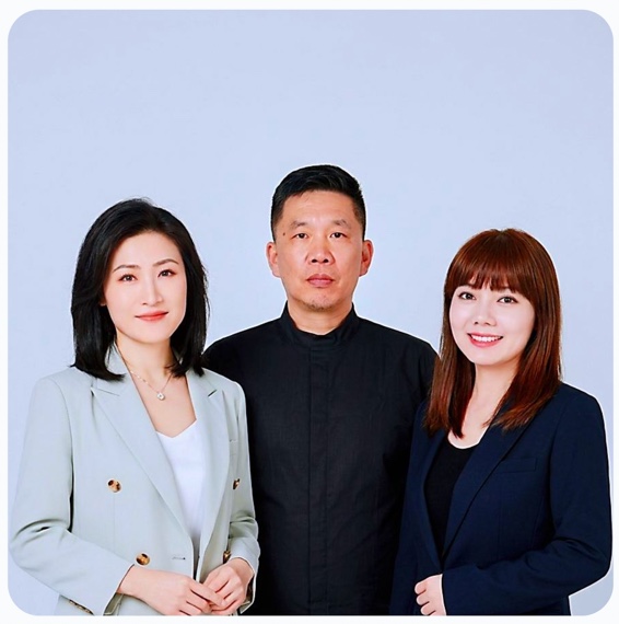 Photo des trois fondateurs de Tiny Power : Liang Zhuzhu (gauche), Jiang Léo (centre) et Zhang Ting (droite), en tenue professionnelle sur fond gris clair